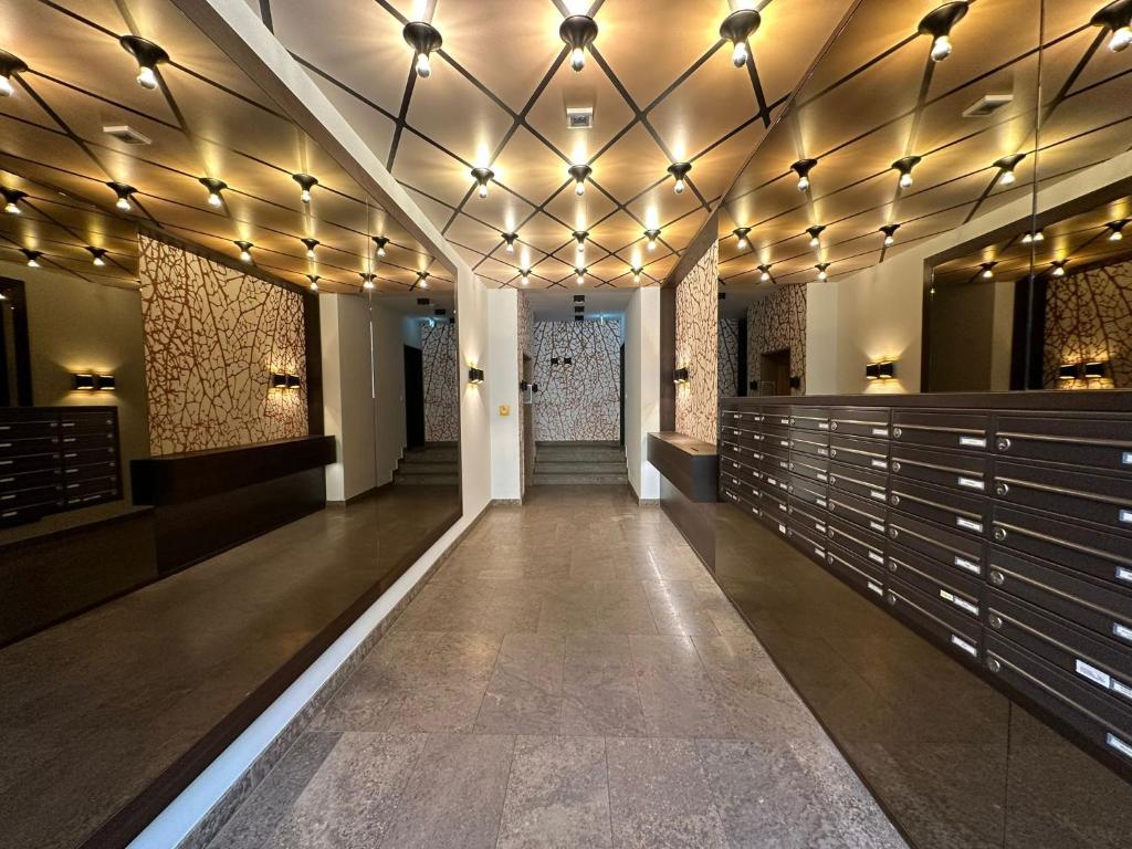 EITHER Private 2B2B OR Shared 1B1B, Luxury, Bright, Spacious - 18