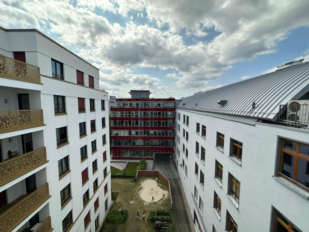 EITHER Private 2B2B OR Shared 1B1B, Luxury, Bright, Spacious - 19