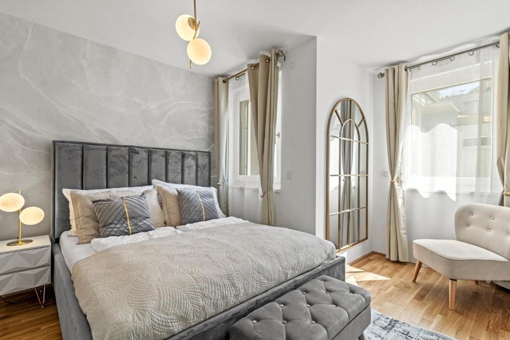 une chambre avec un grand lit et une chaise dans l'établissement Modern Apartment I Parking I Vienna, à Vienne