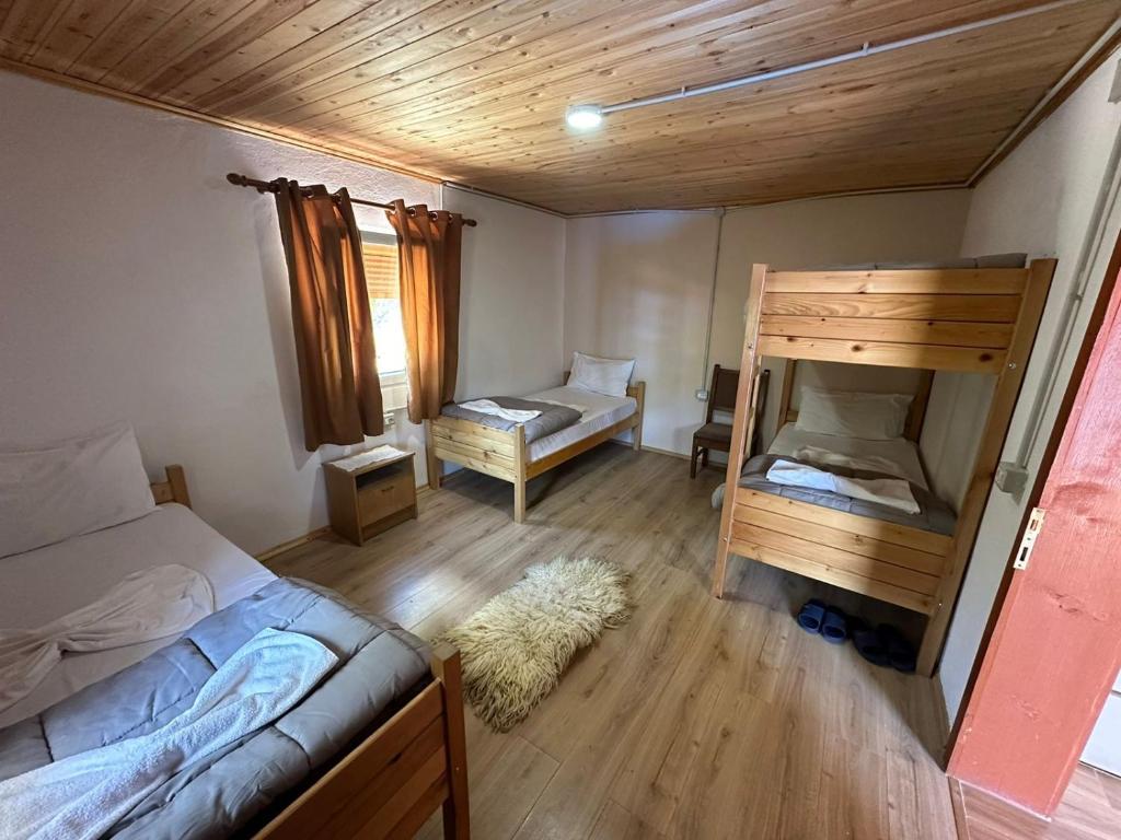 Postel nebo postele na pokoji v ubytování Guesthouse Kroni I Micanit