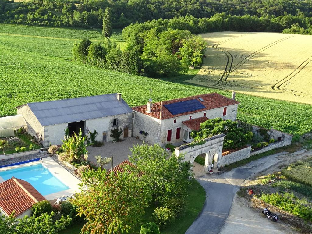 an aerial view of a house with a swimming pool at Chambre à la campagne in Bécheresse