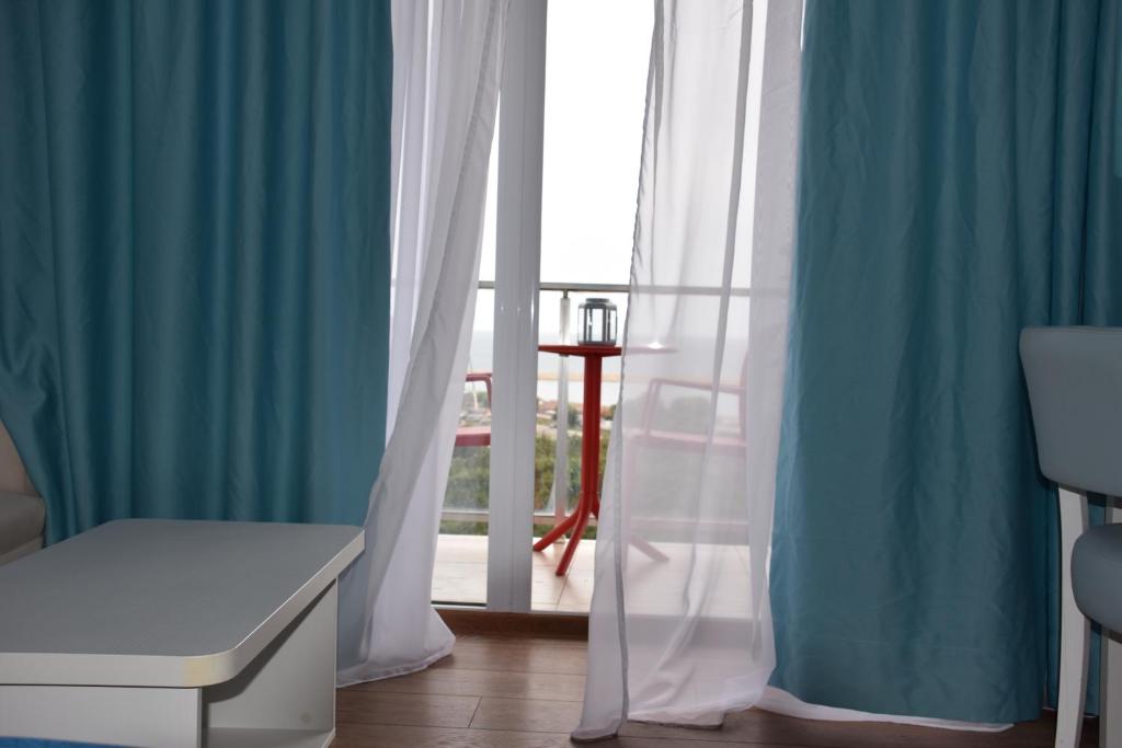 Postel nebo postele na pokoji v ubytování Sunrise Blaxy Resort OLIMP by Alice - wonderful SEA VIEW 10th floor