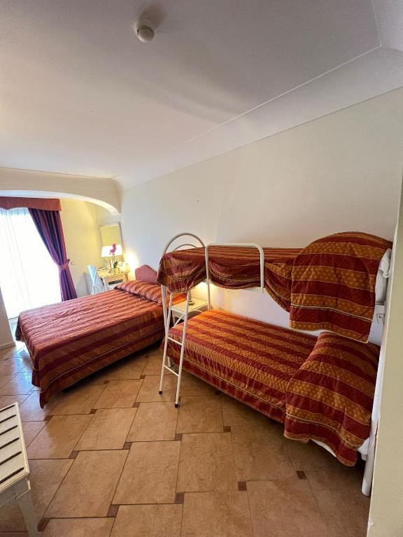 Łóżko lub łóżka w pokoju w obiekcie Hotel La Vue d'Or