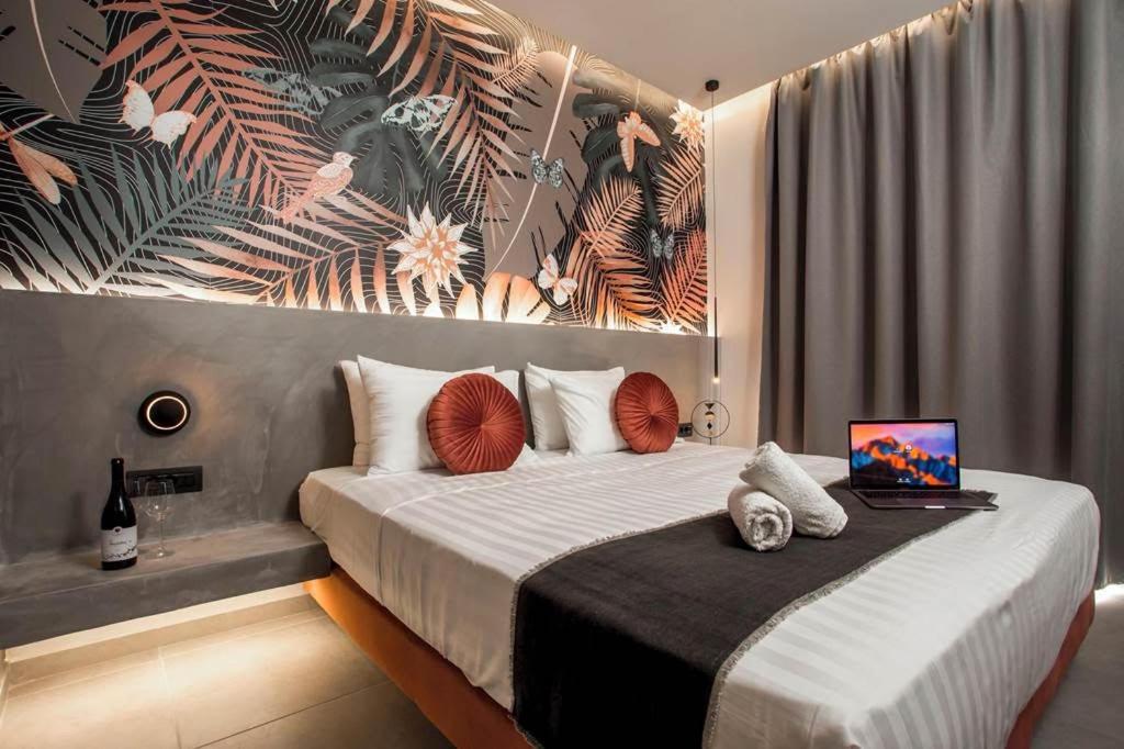 Postel nebo postele na pokoji v ubytování The Palms Concept Hotel Adults Only 16 Plus