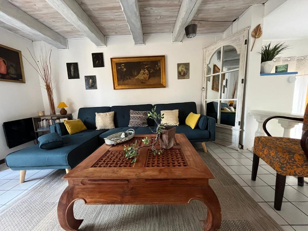 Posedenie v ubytovaní Gîtes La Maison près de la fontaine et La Cabane du Pêcheur