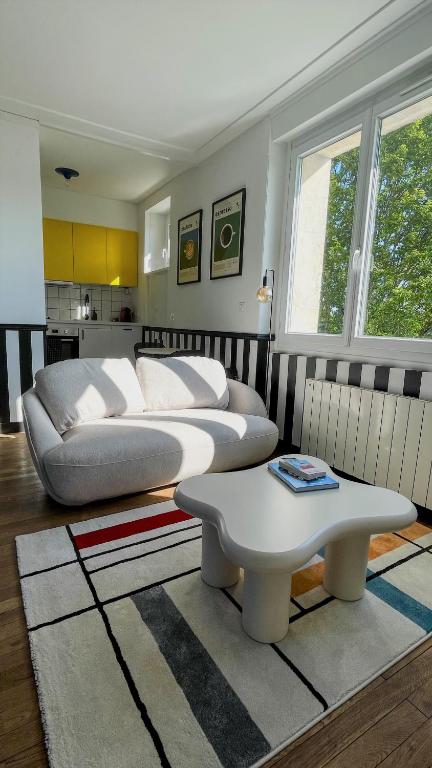 un salon avec deux canapés et une table basse dans l'établissement Bord Erdre - Proche Gare et transports, à Nantes