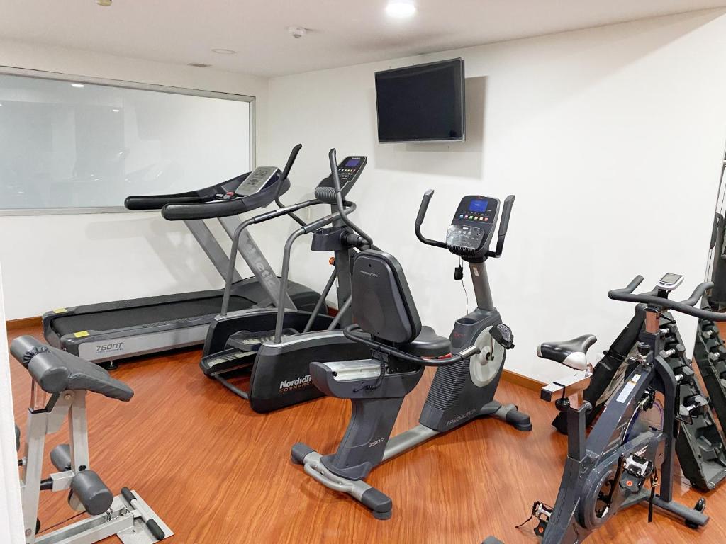 Fitness centrum a/nebo fitness zařízení v ubytování Hotel Bogotá Regency Usaquén