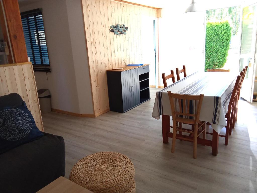 a living room with a dining room table and chairs at Le mas des Landes in Vielle-Saint-Girons