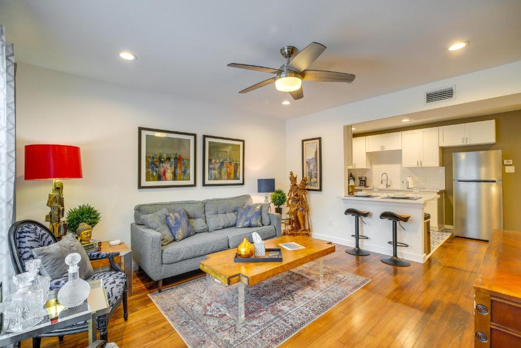 Η κουζίνα ή μικρή κουζίνα στο Fourth Ward Apartment 1 Mi to Downtown Houston!