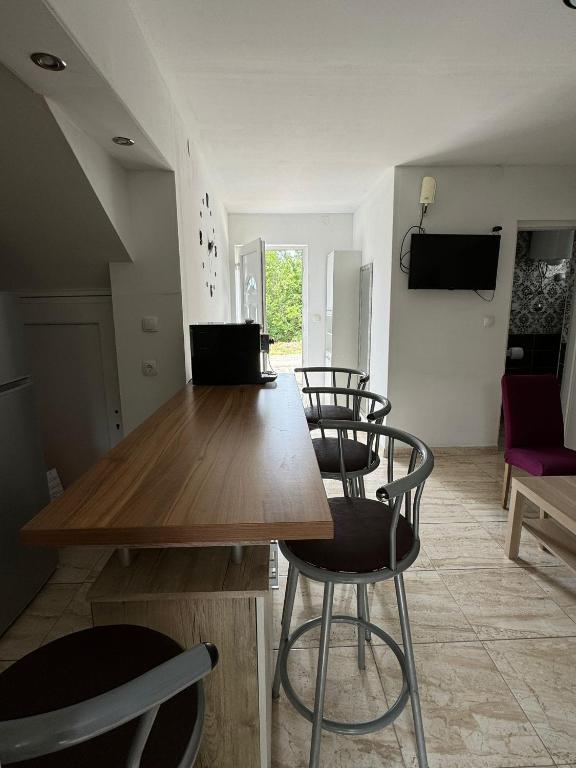 Televízia a/alebo spoločenská miestnosť v ubytovaní Studio Apartments MT