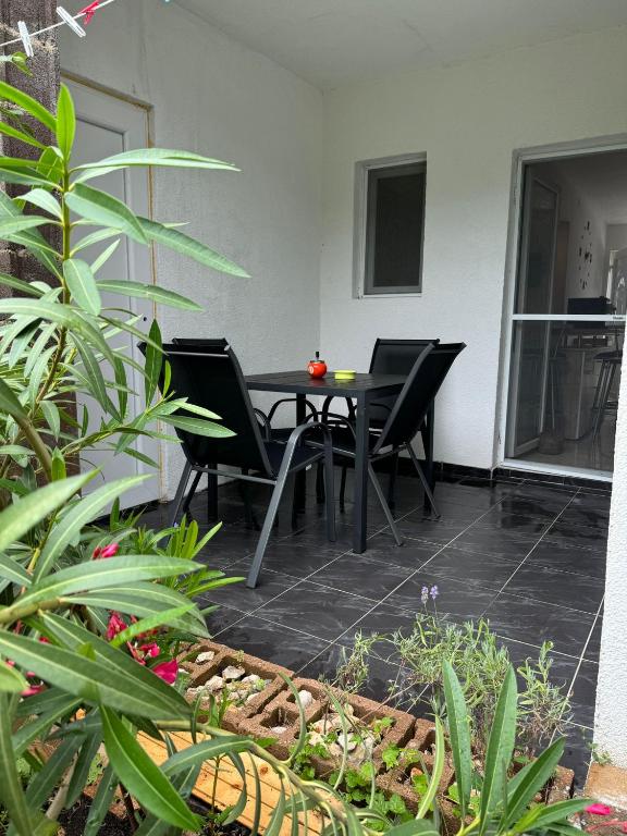 Patio alebo iná vonkajšia časť ubytovania Studio Apartments MT