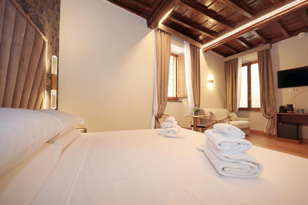 Postel nebo postele na pokoji v ubytování Golden Pantheon Rooms