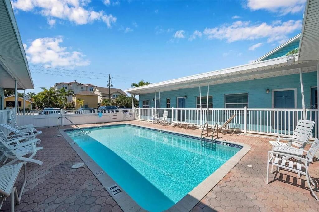 Wave condo في سانت بيتي بيتش: مسبح وكراسي ومنزل