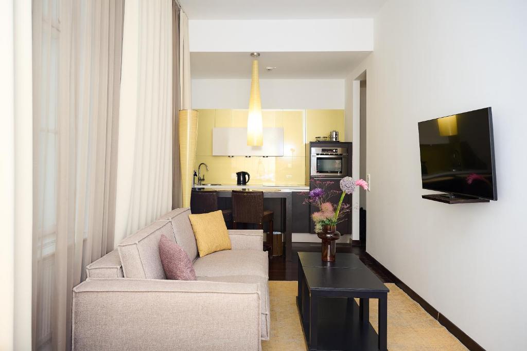 salon z kanapą i kuchnią w obiekcie MyPlace Premium Apartments w Wiedniu