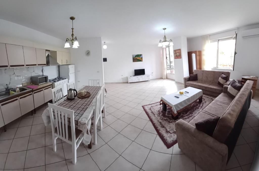 斯库台New apartment in the city center的带沙发和桌子的客厅