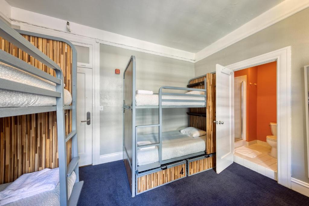 Postel nebo postele na pokoji v ubytování HI San Francisco Downtown Hostel