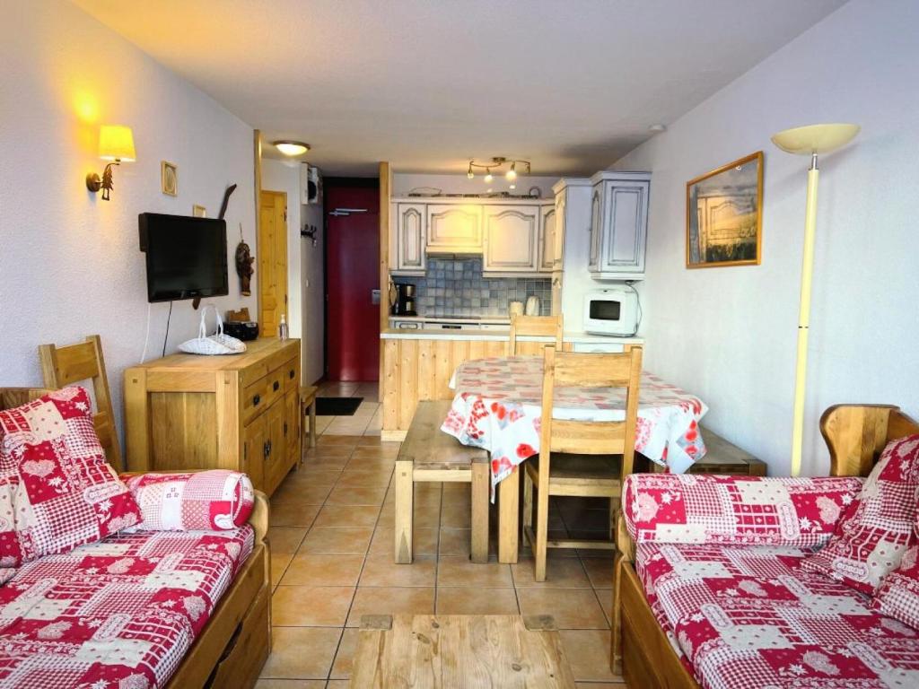 un salon avec une table et une cuisine dans l'établissement Résidence Aime 2000 - 3 Pièces 6/7 pers - AIME 2000 - Partie Diamant -PLAGNE AIME 2000 MAE-4141, à Aime La Plagne