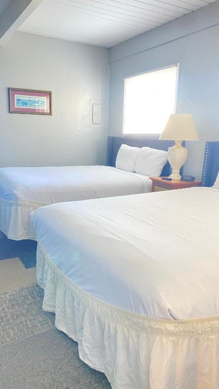Postel nebo postele na pokoji v ubytování Ocean Shores Inn & Suites