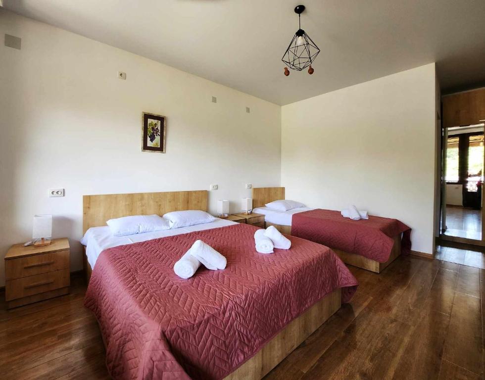 Postel nebo postele na pokoji v ubytování Lomtadze Family Wine Hotel