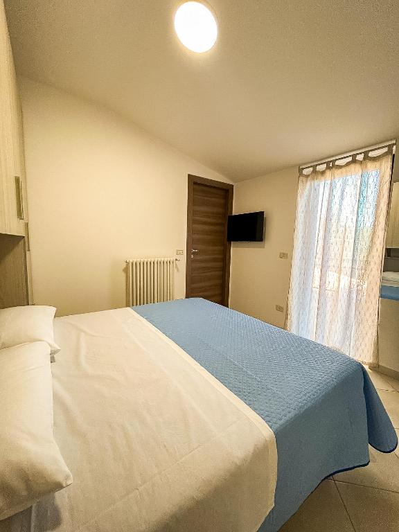 Postel nebo postele na pokoji v ubytování B&B LE LUCI CAMERA IN ATTICO GRAN VISTA interno 4 rose bianche