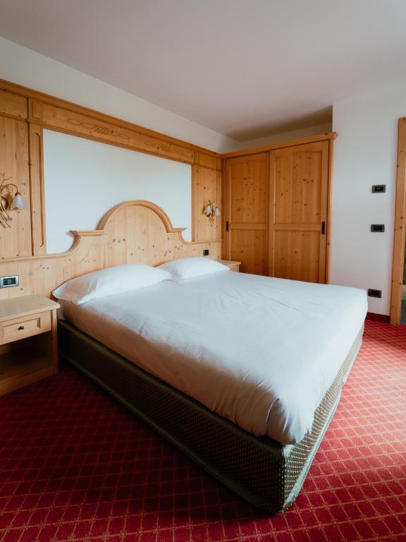 Łóżko lub łóżka w pokoju w obiekcie Chalet Campiglio Imperiale