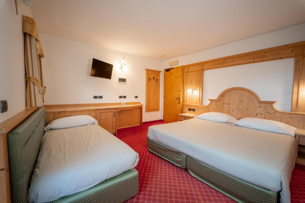 Łóżko lub łóżka w pokoju w obiekcie Chalet Campiglio Imperiale