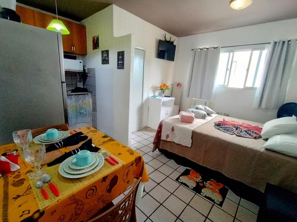 累西腓Lar Recife Olinda Praia 2, na Avenida Boa Viagem的一间有两张床、一张桌子和一间厨房的房间