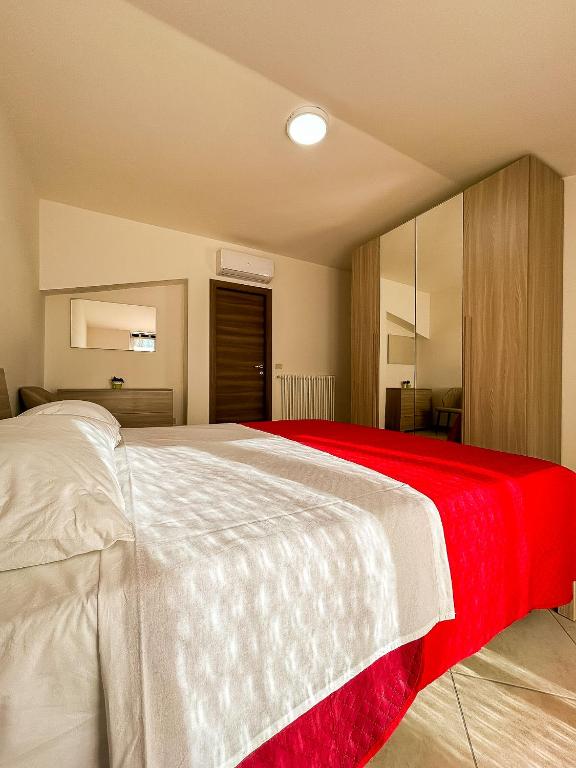 Postel nebo postele na pokoji v ubytování B&B "LE LUCI" SUPER CAMERA IN ATTICO interno 3 rose rosse