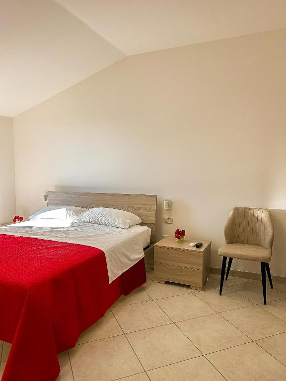 Postel nebo postele na pokoji v ubytování B&B "LE LUCI" SUPER CAMERA IN ATTICO interno 3 rose rosse