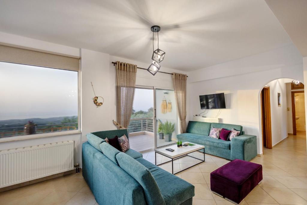 Televízia a/alebo spoločenská miestnosť v ubytovaní Country House Crete