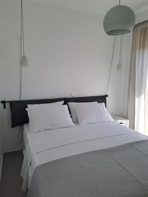 Postel nebo postele na pokoji v ubytování Tessera - Exclusive Stylish Maisonette in Kriopigi