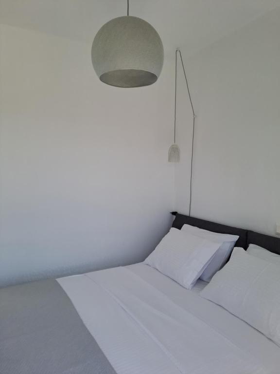 Postel nebo postele na pokoji v ubytování Tessera - Exclusive Stylish Maisonette in Kriopigi