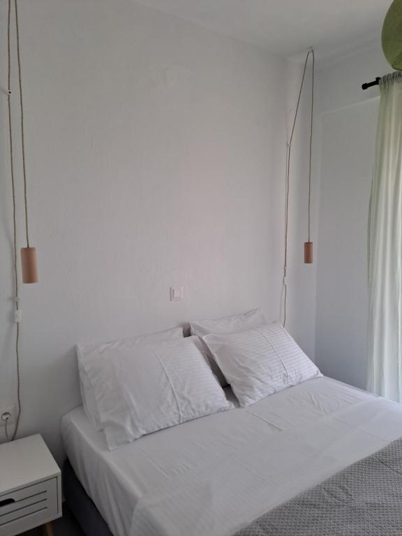 Postel nebo postele na pokoji v ubytování Tessera - Exclusive Stylish Maisonette in Kriopigi