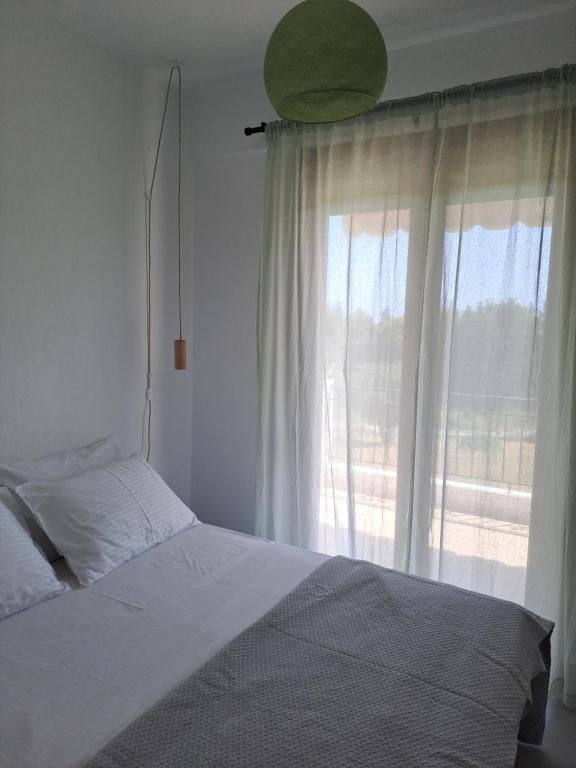 Postel nebo postele na pokoji v ubytování Tessera - Exclusive Stylish Maisonette in Kriopigi