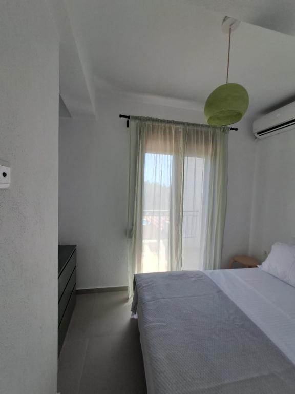 Postel nebo postele na pokoji v ubytování Tessera - Exclusive Stylish Maisonette in Kriopigi