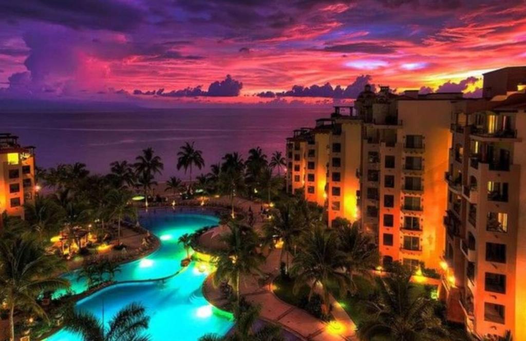 vista su un resort con piscina di notte di 2BD Del Palmar: Cabo Luxury Resort a Cabo San Lucas