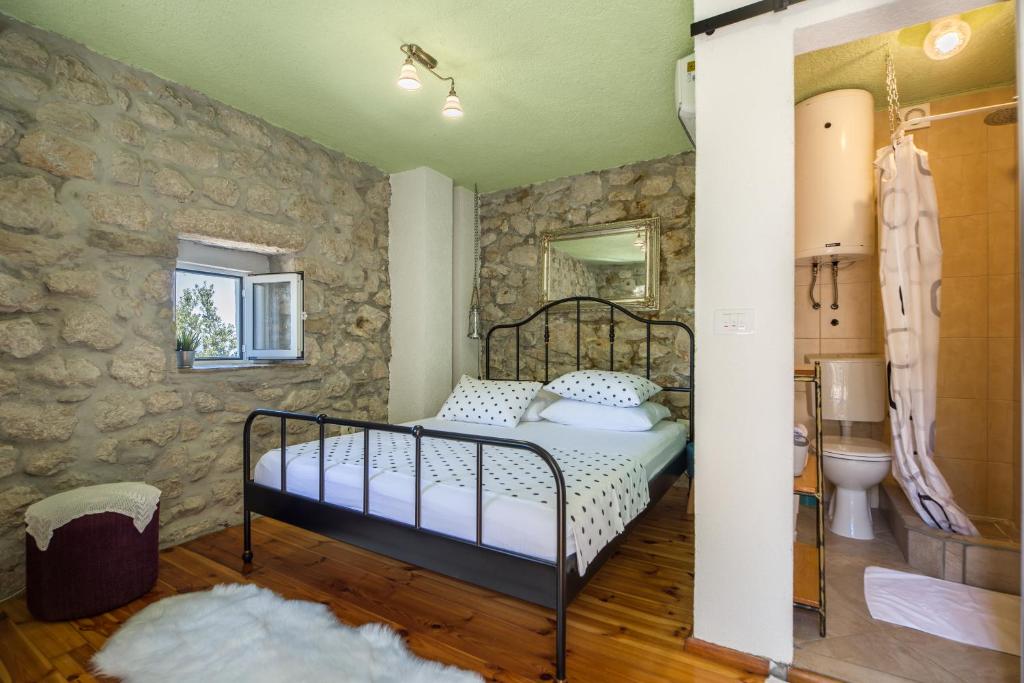 Postel nebo postele na pokoji v ubytování Holiday Home Dalmatinska Kuća