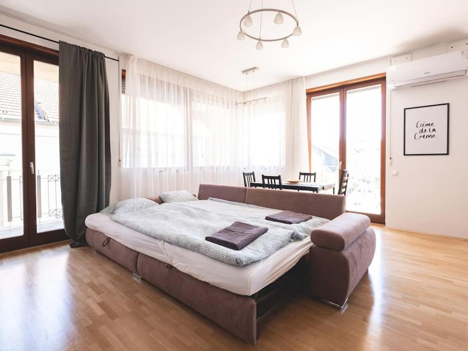 Bright Downtown Balcony Retreat 1075 Budapest, Kazinczy utca 52 kép - 1