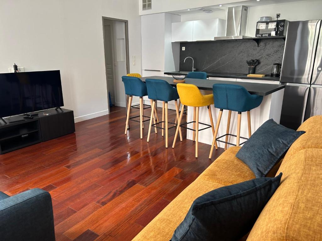 ein Wohnzimmer mit Sofa und eine Küche in der Unterkunft La maison du papé classé 3 etoiles in Bandol