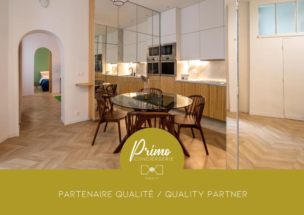 une cuisine et une salle à manger avec une table et des chaises dans l'établissement Le Rousseau - proche du Louvre, à Paris