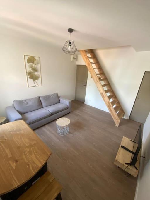 un salon avec un canapé et une table dans l'établissement Le B3, parking privé, à Carcassonne