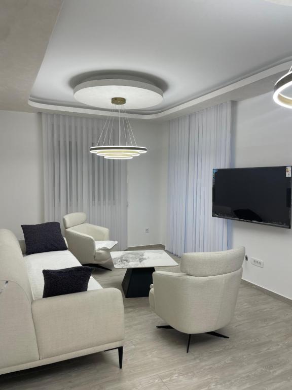 Μια τηλεόραση ή/και κέντρο ψυχαγωγίας στο Luxury apartment near the beach