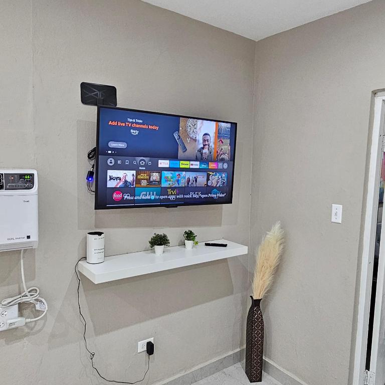 TV a/nebo společenská místnost v ubytování Latitude Adjustment