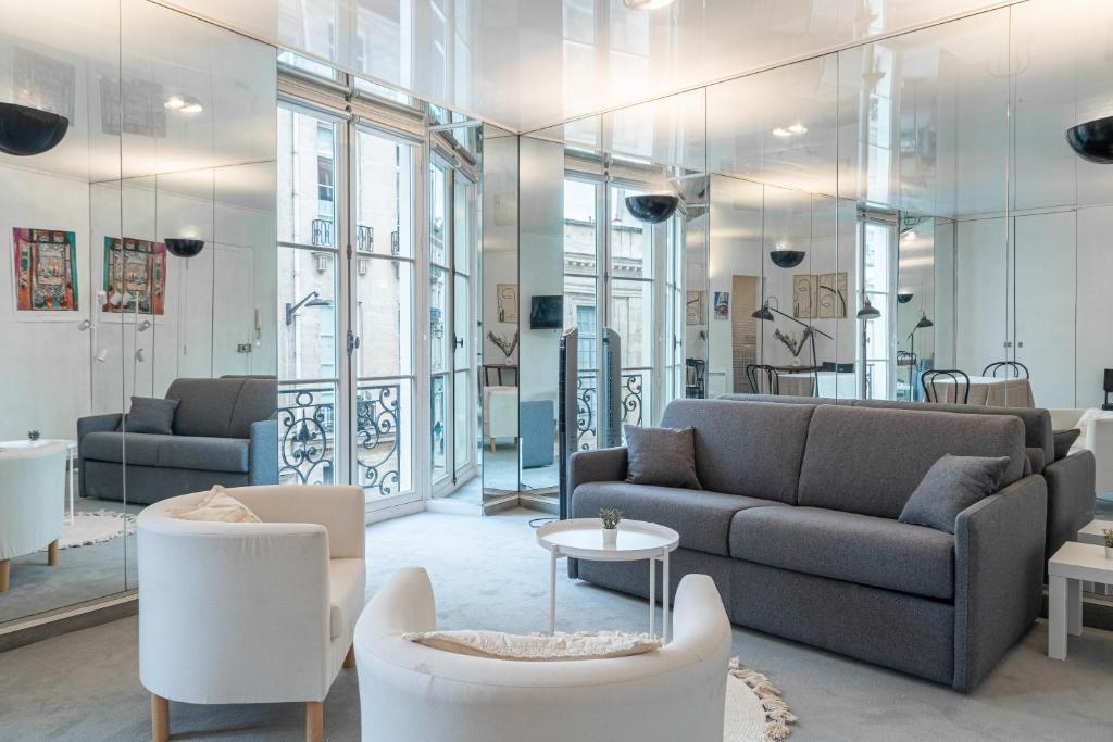 un salon avec un canapé, une table et des chaises dans l'établissement Studio at Jardin du Luxembourg, à Paris