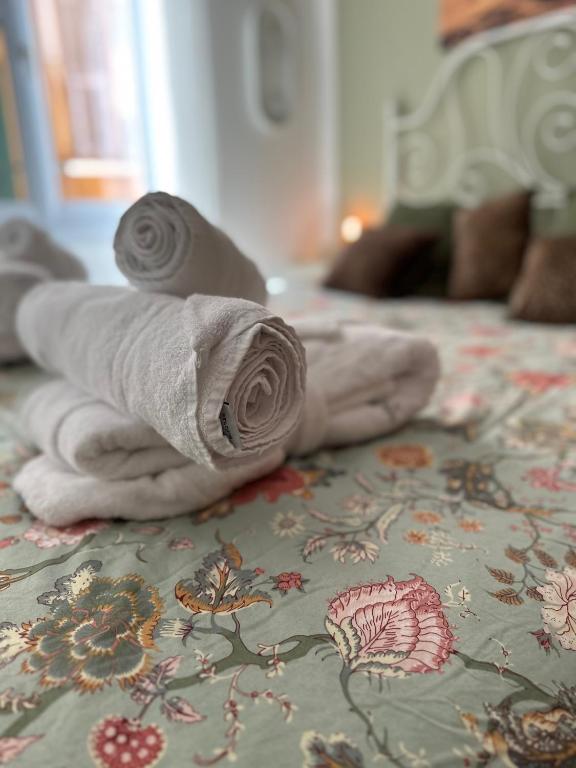 une pile de serviettes posée sur un lit dans l'établissement nice-flat-nice, à Nice