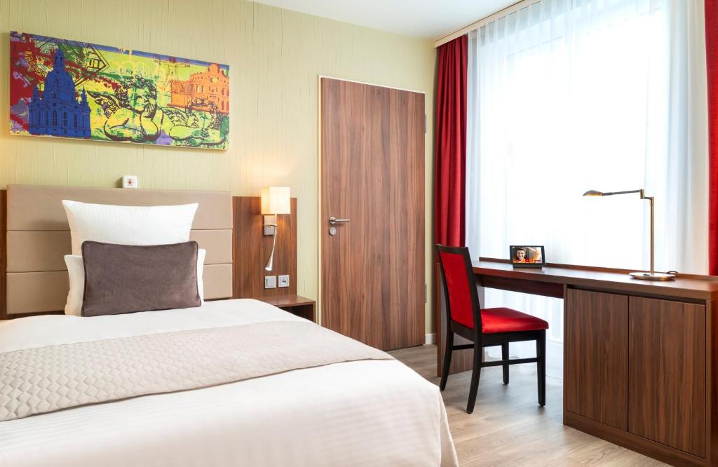 Postel nebo postele na pokoji v ubytování Leonardo Hotel Dresden Altstadt