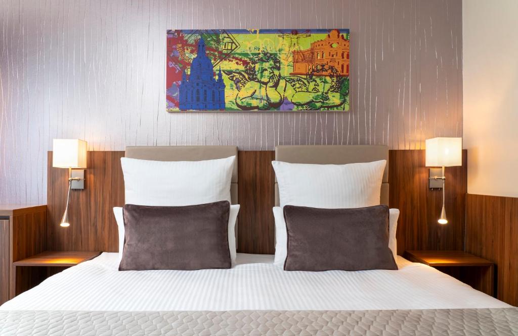 Postel nebo postele na pokoji v ubytování Leonardo Hotel Dresden Altstadt