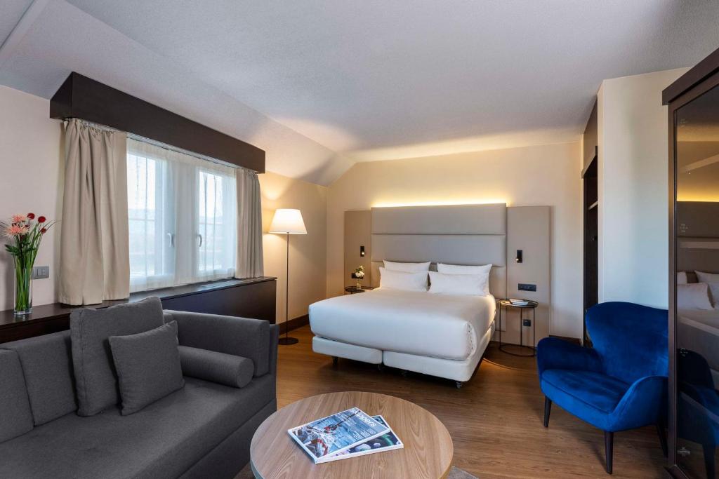 Postel nebo postele na pokoji v ubytování NH Geneva Airport Hotel