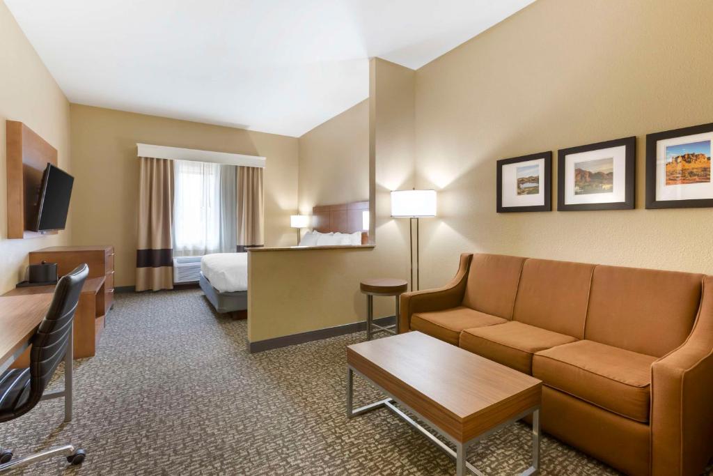 TV a/nebo společenská místnost v ubytování Best Western Plus Surprise-Phoenix NW