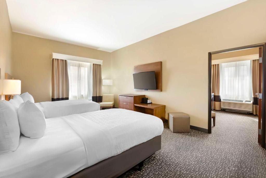 Postel nebo postele na pokoji v ubytování Best Western Plus Surprise-Phoenix NW